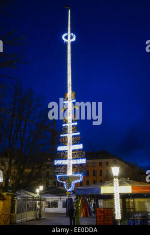 Weihnachtlich Beleuchteter Maibaum bin Münchner Viktualienmarkt, Weihnachten beleuchtet Maibaum auf dem Viktualienmarkt in München, Bava Stockfoto