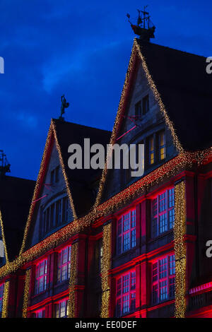 Weihnachtseinkäufe, Bunt Beleuchtete Fassade des Kaufhauses Oberpollinger in der Neuhauserstrasse in München, Weihnachts-shopping Stockfoto