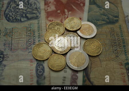 Eine Mischung aus alten Drachme Papiernoten zusammen mit Euro-Münzen Stockfoto