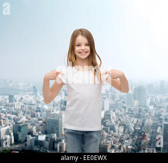 lächelnde Mädchen in weißen T-shirt leer Stockfoto