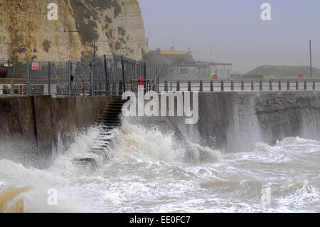 Newhaven, East Sussex, Großbritannien. Januar 2015. Szenen von der Küste von Sussex, während der Wind verstärkt und die Wellen aufschlägt. Extremere Bedingungen werden prognostiziert. Noch warm für die Jahreszeit bei 9,5 Grad Stockfoto