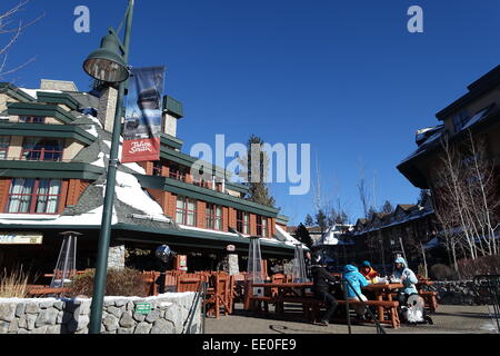USA Kalifornien CA South Lake Tahoe himmlischen Ski Resort Village Winter in den Bergen der Sierra - Leute Essen im freien Stockfoto