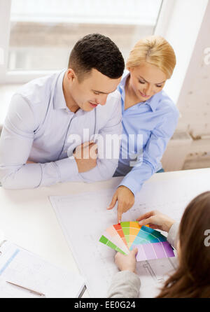 paar auf der Suche auf Blaupause und Farbe Proben Stockfoto
