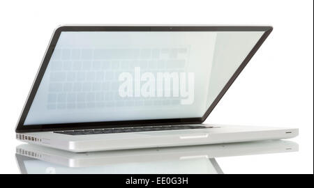 Laptop mit leeren weißen Bildschirm. Isoliert auf weißem Hintergrund Stockfoto