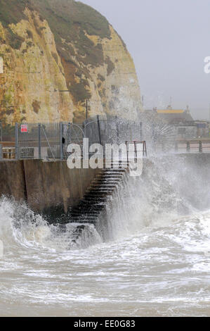 Newhaven, East Sussex, Großbritannien. Januar 2015. Szenen von der Küste von Sussex, während der Wind verstärkt und die Wellen aufschlägt. Extremere Bedingungen werden prognostiziert. Noch warm für die Jahreszeit bei 9,5 Grad Stockfoto