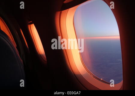 Blick aus einem Fenster des Airbus A320 bei Sonnenuntergang über USA Amerika Stockfoto