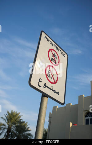 "Autos und Angeln verboten" Schild auf Arabisch, West Bay Lagune Doha, Katar Stockfoto