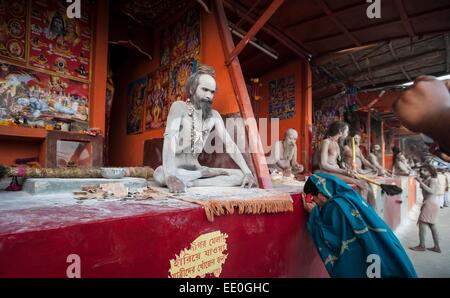 Kolkata, Indian state West Bengal. 12. Januar 2015. Ein indisch-hinduistischen Anhänger betet zu einem Hindu Sadhu, den heiligen Mann, Gangasagar Messe am Strand von Sagar Seinsel, rund 130 Kilometer südlich von Kalkutta, Hauptstadt des östlichen indischen Bundesstaat Westbengalen, 12. Januar 2015. © Tumpa Mondal/Xinhua/Alamy Live-Nachrichten Stockfoto