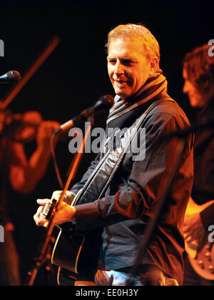 US-Schauspieler und Musiker Kevin Costner führt bei einem Konzert mit seiner Band? Modernen Westen? bei den Musicaltheatre in Bremen, Deutschland, 20. Oktober 2009. Es war die Band? s einziges Konzert in Deutschland. Foto: Ingo Wagner Stockfoto