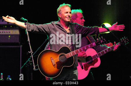 US-Schauspieler Kevin Costner führt im Congress Centrum? Rosengarten? in Mannheim, Deutschland, 22. Oktober 2009. Er präsentiert das neue Album? Ungeahnte Wahrheiten? mit seiner Band Modern West. Der 54-j hrige singt über amerikanische Landleben. Foto: Ronald Wittek Stockfoto