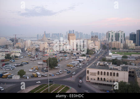 Dawn Ansicht der alten Stadt Doha, Katar, mit Blick auf die Corniche und Finanzviertel von West Bay Stockfoto