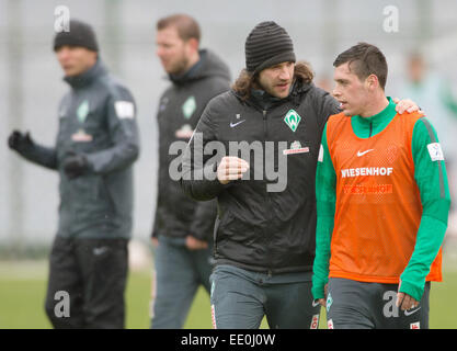 Werder Trainer Viktor Skripnik (L-R), Assistent Trainer Florian Kohlfeldt, Torsten Frings und Spieler Zladko Jujunovic während einer Trainingseinheit in Belek, Türkei, 12. Januar 2015 gesehen. Werder Bremen bleibt in Belek, für die zweite Hälfte der deutschen Fußball-Bundesliga-Saison vorzubereiten. Foto: Soeren Stache/dpa Stockfoto