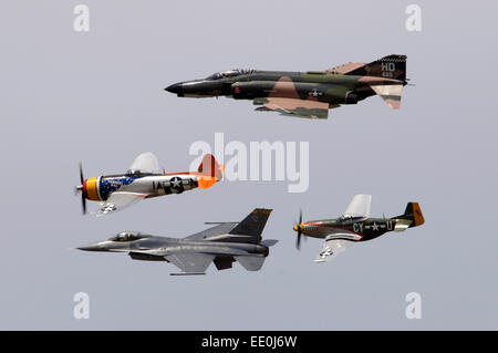 Eine f-4 Phantom, p-47 Thunderbolt, f-16 Fighting Falcon und p-51 Mustang fliegen in einer Erbe Flug Formation während der 2006 Verteidiger der Freiheit Airshow Barksdale Air Force Base, Louisiana, am Samstag, 13. Mai 2006. Stockfoto