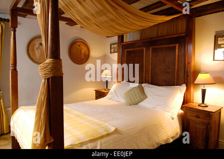 Baldachin-Bett im Hotelzimmer Stockfoto