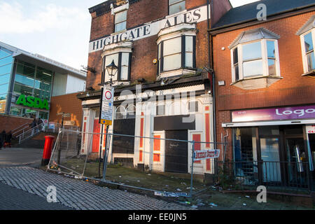 Vor einer Kneipe in Walsall Town Center, West Midlands, England geschlossen. Stockfoto