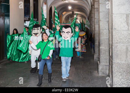 Politische Demonstration, lokale Leute März bei einer Rallye mit grünen Fahnen für Arequipa Renace vor der peruanischen Wahlverfahren, Plaza de Armas, Arequipa Peru Stockfoto