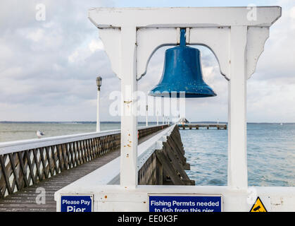 Blue Bell am Eingang des traditionellen altmodischen Yarmouth Pier, Yarmouth, Isle of Wight, Großbritannien, mit Blick auf den Solent Stockfoto