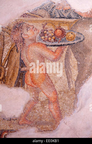 Römisches Mosaik im Haus des Aion, Nea Paphos, Zypern.  Detail zeigt Obstteller in einem dionysischen Umzug mit Kind. Stockfoto