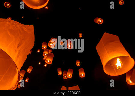 Beleuchtete Papier Laternen Schwimmer zum Himmel in der dunklen Nacht als Teil des buddhistischen Yee Peng International Festival in Chiang Mai. Stockfoto