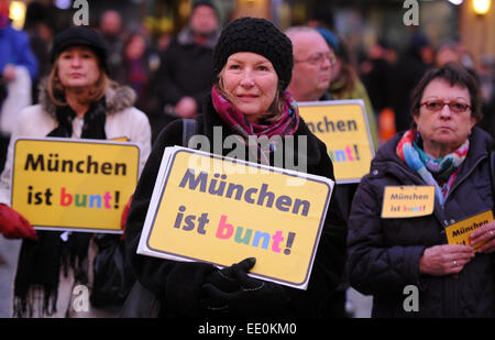 München, Deutschland. 12. Januar 2015. Demonstranten halten Schilder mit dem Event-Titel 'München ist bunt"bei einer Demonstration in München, Deutschland, 12. Januar 2015. Die Demonstration wird gegen eine Rallye durch den Anti-Islam-Verein "Bagida" (Bayern gegen die Islamisierung des Abendlandes) gedreht. Foto: TOBIAS HASE/Dpa/Alamy Live News Stockfoto