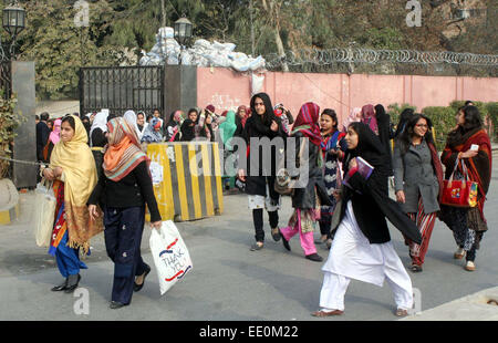 Studenten der Lahore Hochschule für Frauen Universität verlassen nach Unterricht gemäss Ankündigung der Regierung alle Regierung und privaten Schulen im ganzen Land heute Gefängnis Road in Lahore auf Montag, 12. Januar 2015 wieder geöffnet. Bildungseinrichtungen in ganz Pakistan einschließlich der militärisch geführte Schule, die von Taliban-Kämpfer in Peschawar angegriffen wurde heute am wiedereröffnet. Die Regierung ordnete strengere Aufträge für alle Schulen über Land in Bezug auf ihre Sicherheitsmaßnahmen. Stockfoto