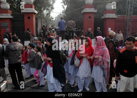 Studenten der örtlichen Schule verlassen nach dem Unterricht gemäss Ankündigung der Regierung alle Regierung und privaten Schulen im ganzen Land nach den Winterurlaub heute bei Durand Road in Lahore auf Montag, 12. Januar 2015 wiedereröffnet. Bildungseinrichtungen in ganz Pakistan einschließlich der militärisch geführte Schule, die von Taliban-Kämpfer in Peschawar angegriffen wurde heute am wiedereröffnet. Die Regierung ordnete strengere Aufträge für alle Schulen über Land in Bezug auf ihre Sicherheitsmaßnahmen. Stockfoto