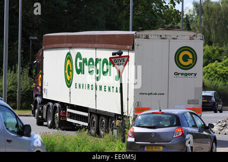 Ein LKW um einen Kreisverkehr in Coulsdon, Surrey, England reisen. Andere Autos, nähert sich der Kreisel Stockfoto