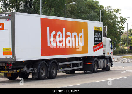 Ein LKW in einen Kreisverkehr in Coulsdon, Surrey, England Stockfoto