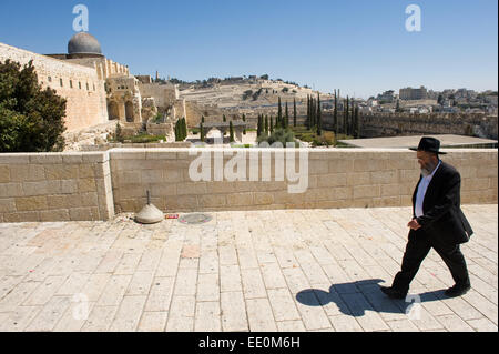 JERUSALEM, ISRAEL - 6. Oktober 2014: Ein orthodoxen jüdischer Mann ist auf der Straße südwestlich des Tempelberges Fuß. Auf die lef Stockfoto