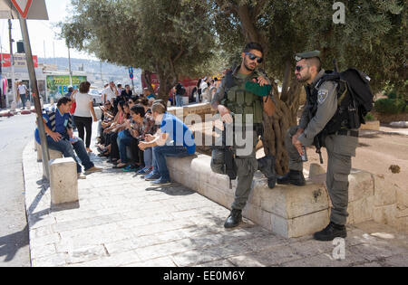 Zwei Polizisten, die kümmert sich um der Sicherheit auf der Straße direkt vor dem Dung-Tor der Altstadt von Jerusalem Stockfoto