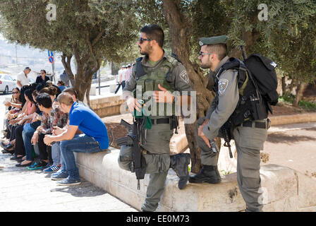 Zwei Polizisten, die kümmert sich um der Sicherheit auf der Straße direkt vor dem Dung-Tor der Altstadt von Jerusalem Stockfoto