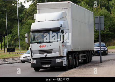 Ein Lkw verlassen eines Kreisverkehrs in Coulsdon, Surrey, England Stockfoto