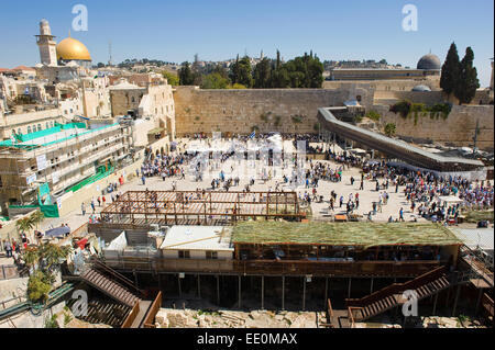 JERUSALEM, ISRAEL - 6. Oktober 2014: The Wailing Wall in Jerusalem mit Links die Kuppel des Felsens und rechts der Al-Aqsa-Moschee Stockfoto