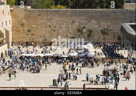 JERUSALEM, ISRAEL - 6. Oktober 2014: Viele Touristen und Pilger auf dem Platz vor der Klagemauer in Jerusalem Stockfoto