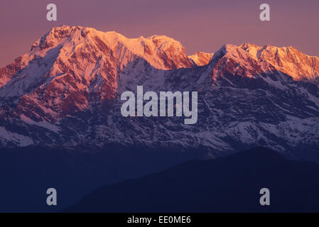 Sonnenaufgang über das Dhaulagiri-massiv der Annapurna Range im Himalaya Stockfoto