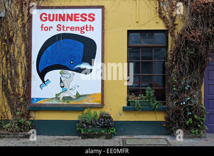 Guinness-Werbung an der Wand des "Englischen Club", Kinsale, County Cork. Stockfoto