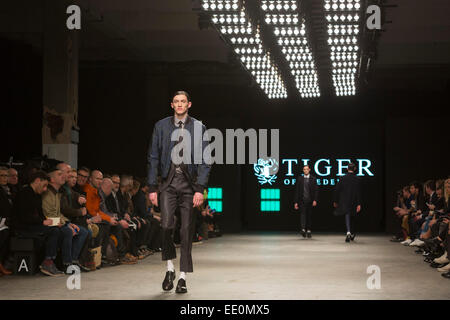 London, UK. 12. Januar 2015. Die Runway Show von Label Tiger of Sweden bei London Collections: Männer, die Menswear Fashionweek in London. Foto: CatwalkFashion/Alamy Live-Nachrichten Stockfoto