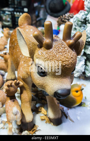 Ansprechende Bambi-Typ niedlichen Baby Wild Christmas Ornament in einer Anzeige in einer britischen Shop, Großbritannien Stockfoto