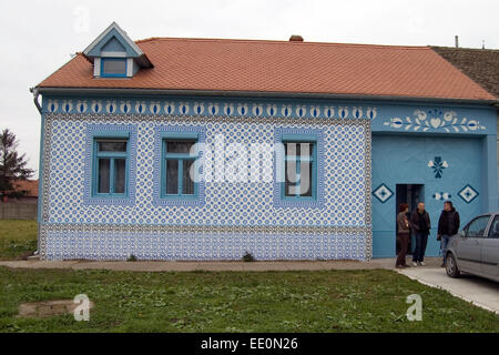 Altes Bauernhaus in Kovacica. In dem Haus wohnte den berühmte naive Maler Martin Jonas (1924-1996). Stockfoto