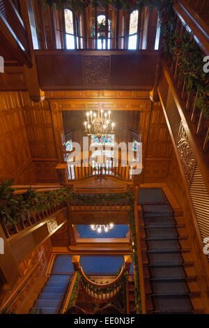 Innentreppe und Holzarbeiten von Craigdarroch Castle-Victoria, British Columbia, Kanada. Stockfoto