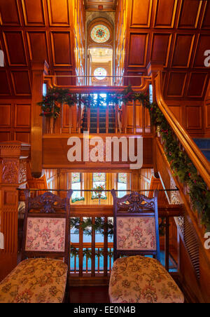 Innentreppe und Holzarbeiten von Craigdarroch Castle-Victoria, British Columbia, Kanada. Stockfoto