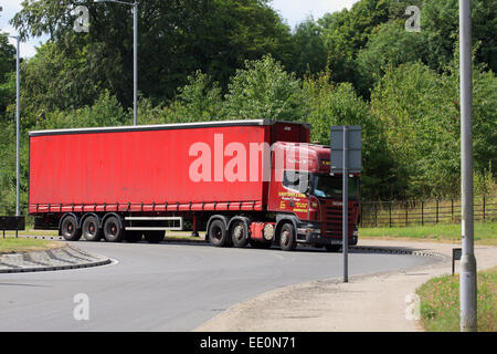 Ein LKW um einen Kreisverkehr in Coulsdon, Surrey, England reisen Stockfoto