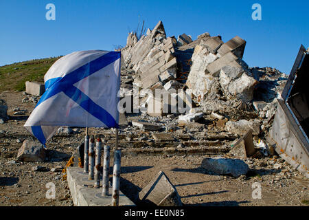 Beschädigt während der Juli kämpfen Gedenkanlage an der Oberseite der Saur-Graves (wie eine Folge der Angriffe im August 2014 kompl. Stockfoto