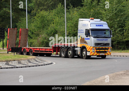 Ein LKW um einen Kreisverkehr in Coulsdon, Surrey, England reisen Stockfoto