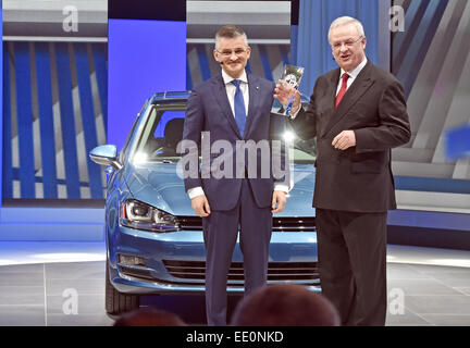 Detroit, Michigan, USA. 12. Januar 2015. Michael Horn (L), Präsident und CEO der Volkswagen Group of America und Martin Winterkorn, CEO von Volkswagen, stellen auf dem VW-Stand mit einem Golf während der Medien-Vorschau von der North American International Auto Show (NAIAS) 2015 in der Cobo Arena in Detroit, Michigan, USA, 12. Januar 2015. Der Golf wurde Auto des Jahres in Nordamerika ausgezeichnet. Die öffentlichen laufen vom 17. bis 25. Januar 2015. Foto: ULI DECK/Dpa/Alamy Live-Nachrichten Stockfoto