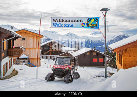 Polaris Taxi Walker XP ausgestattet mit Gummiketten fahren durch das Schweizer autofreien Dorf Riederalp im Schnee im winter Stockfoto