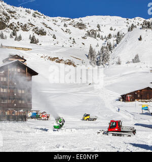 Schneekanonen / Schneeerzeuger und Schnee Groomer Fahrzeug im autofreien Dorf Riederalp im Winter, Wallis / Valais, Schweiz Stockfoto