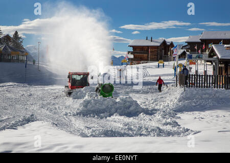 Schneekanonen / Schneeerzeuger und Schnee Groomer Fahrzeug Vorbereitung Skipiste im Winter bei Riederalp, Wallis / Valais, Schweiz Stockfoto