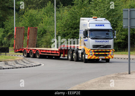 Ein LKW um einen Kreisverkehr in Coulsdon, Surrey, England reisen Stockfoto