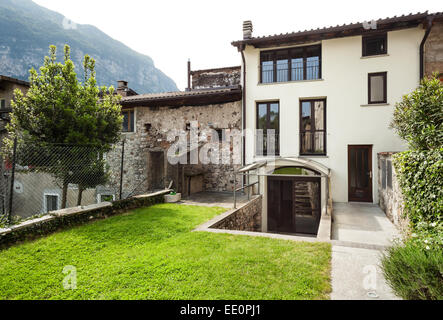 Haus in einem typischen Dorf im Tessin, Blick vom Garten Stockfoto